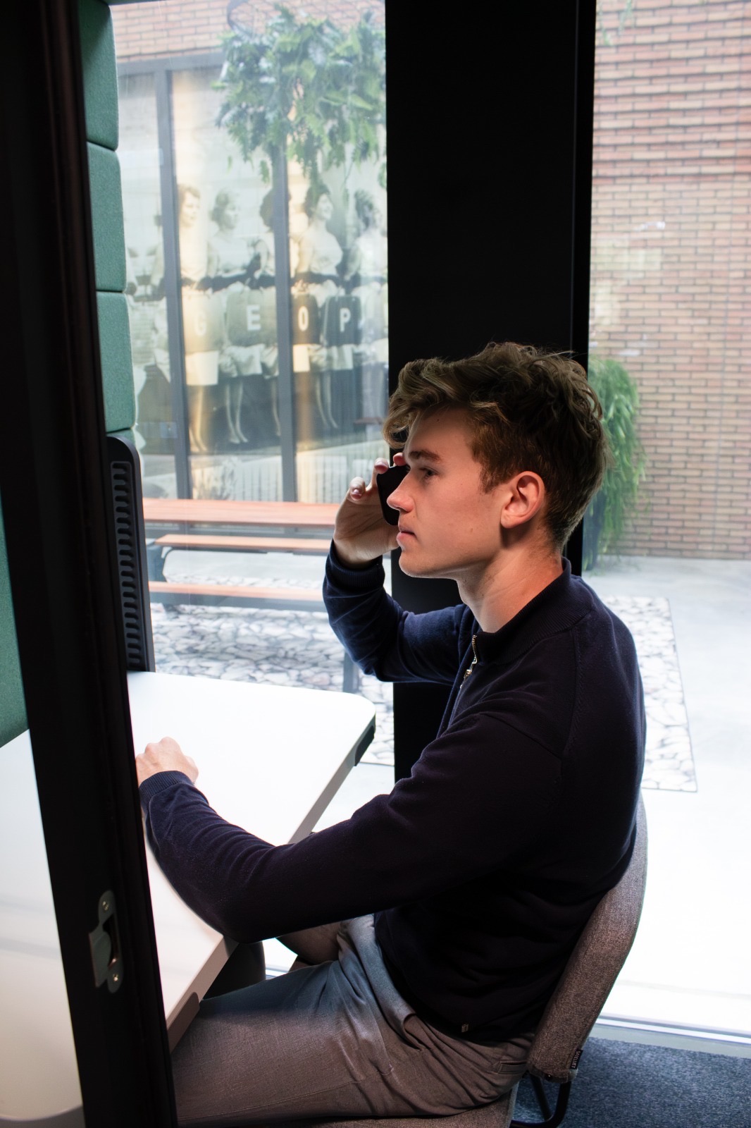 Finn Walrecht werkt aan contentstrategie tijdens een overleg