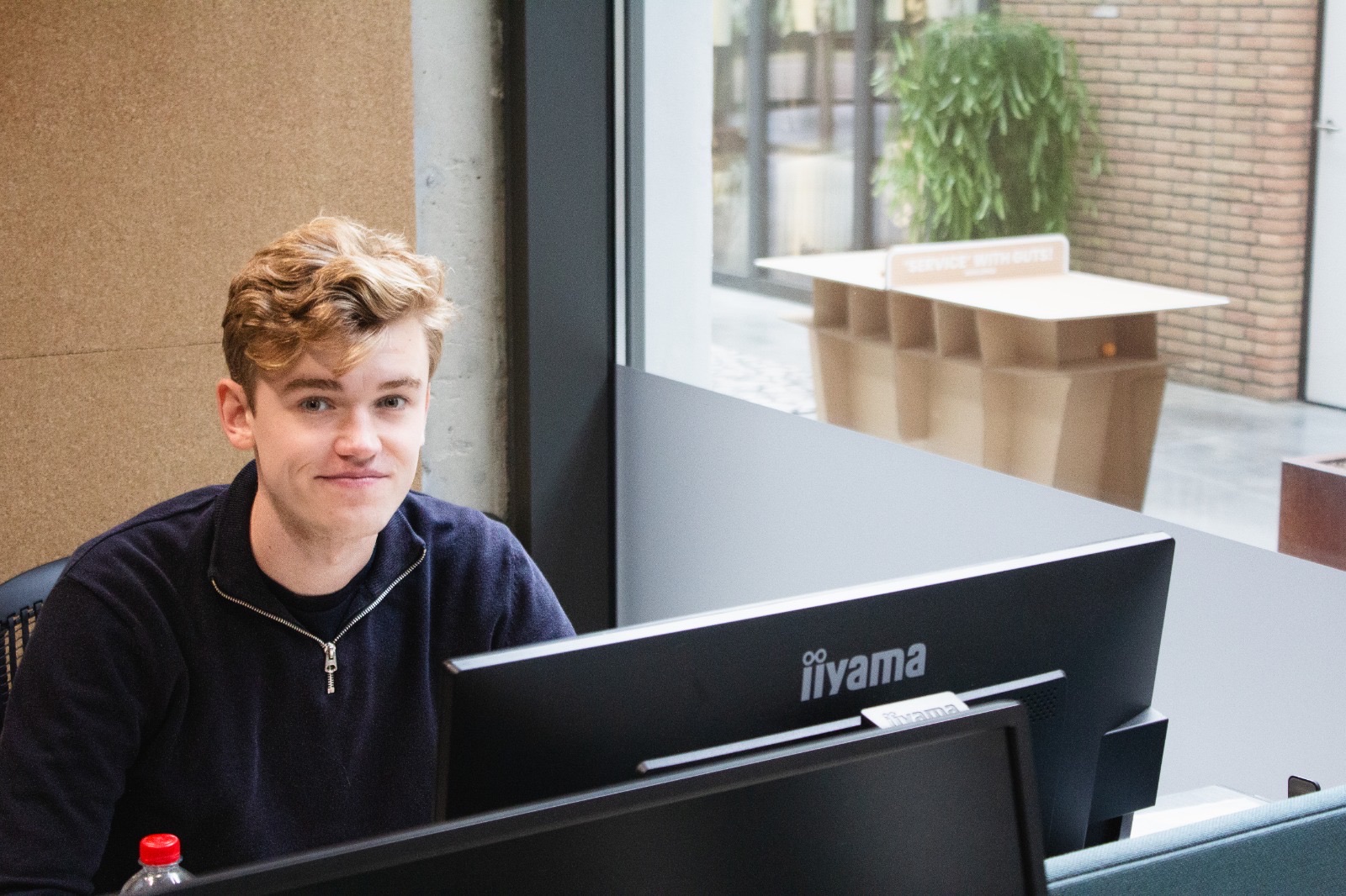 Finn Walrecht werkt aan social media achter zijn computer