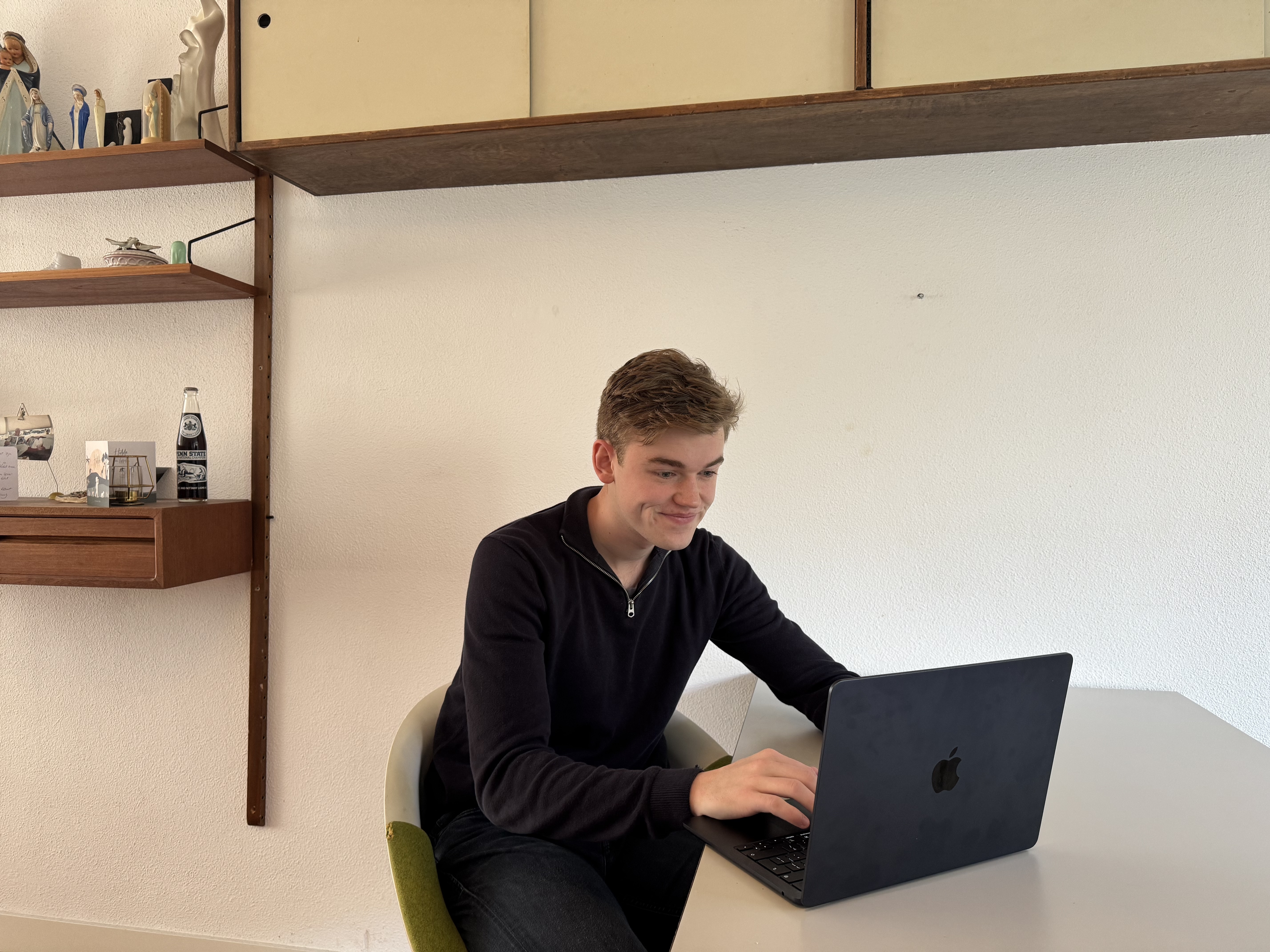 Finn Walrecht achter zijn laptop